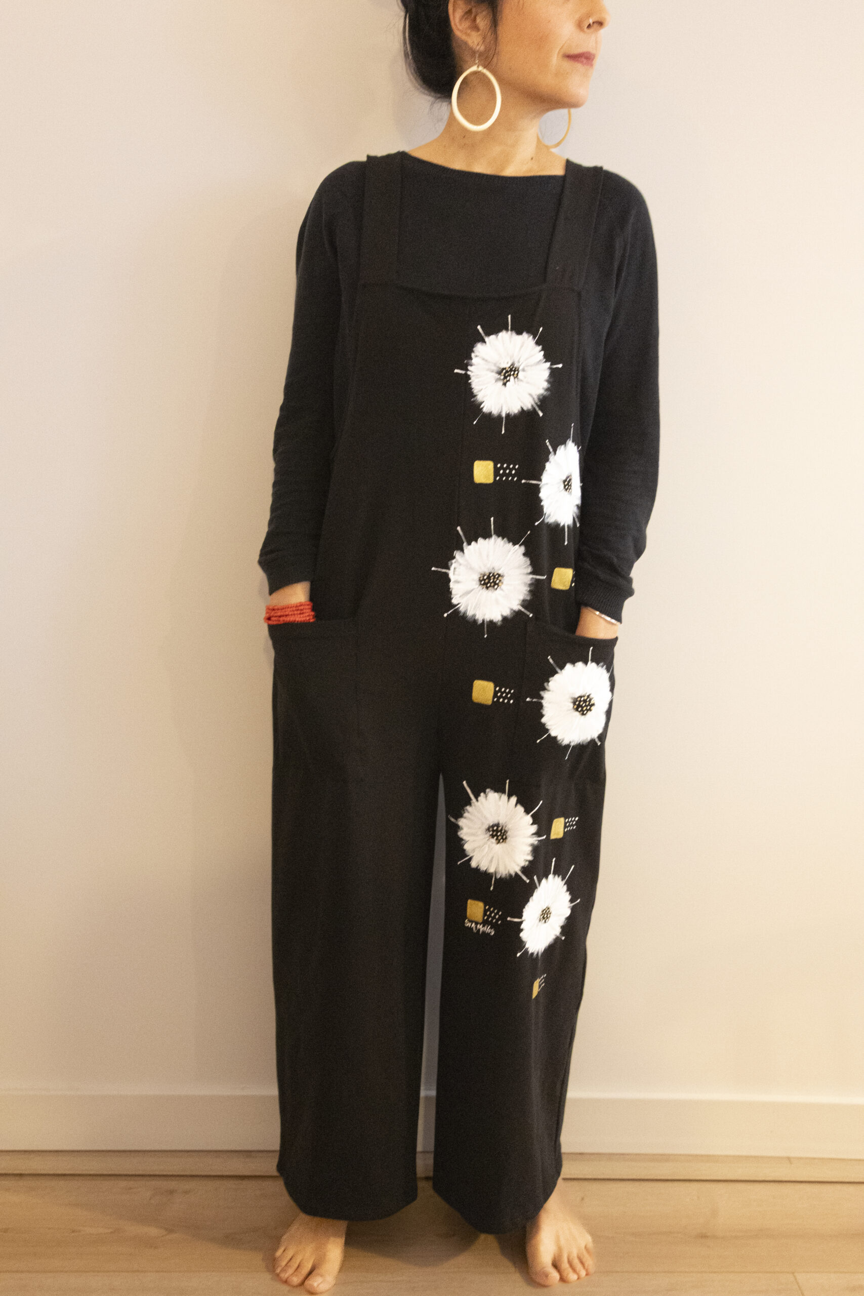 peto negro flor blanca