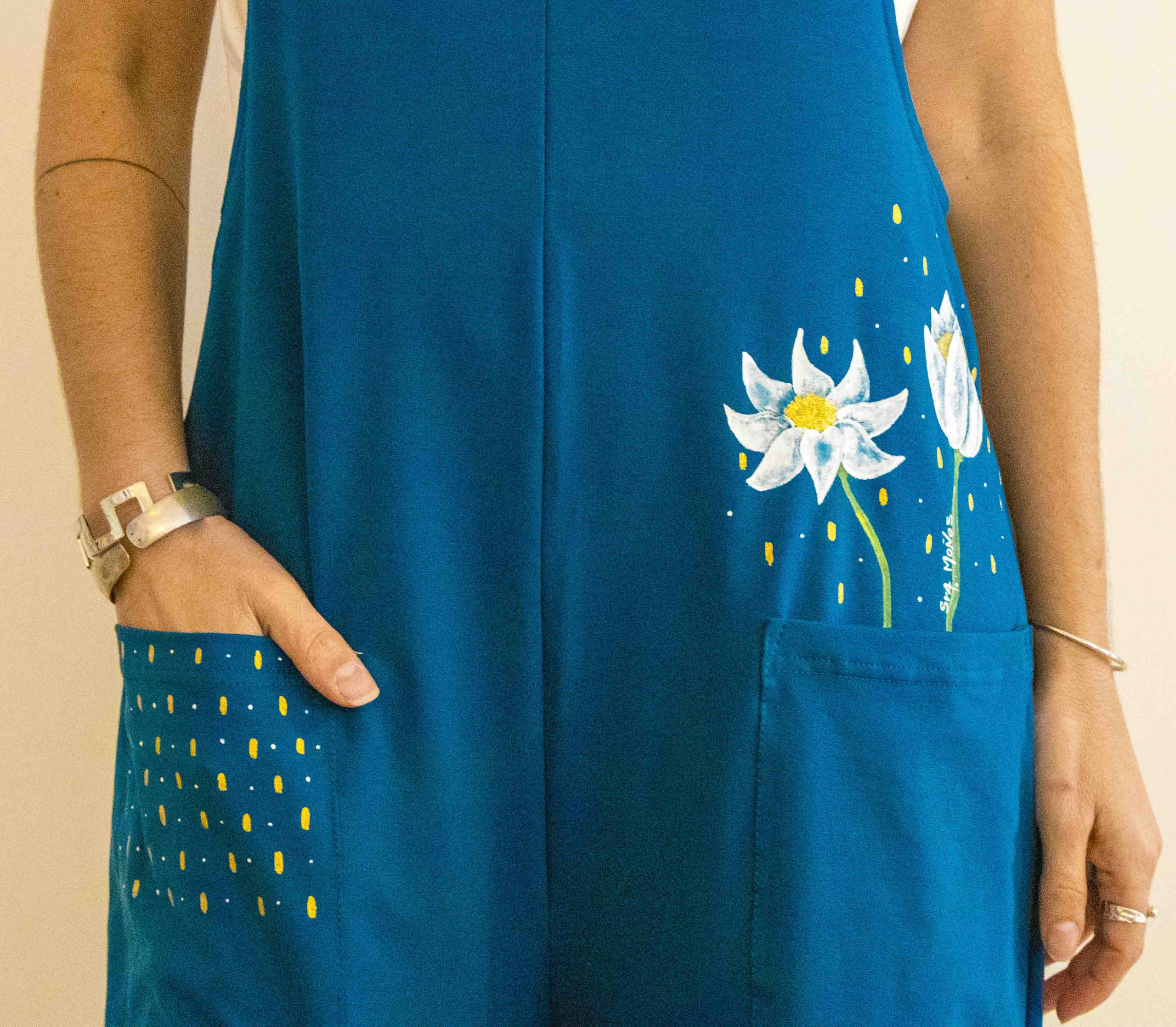 peto azul flor bolsillo detalle
