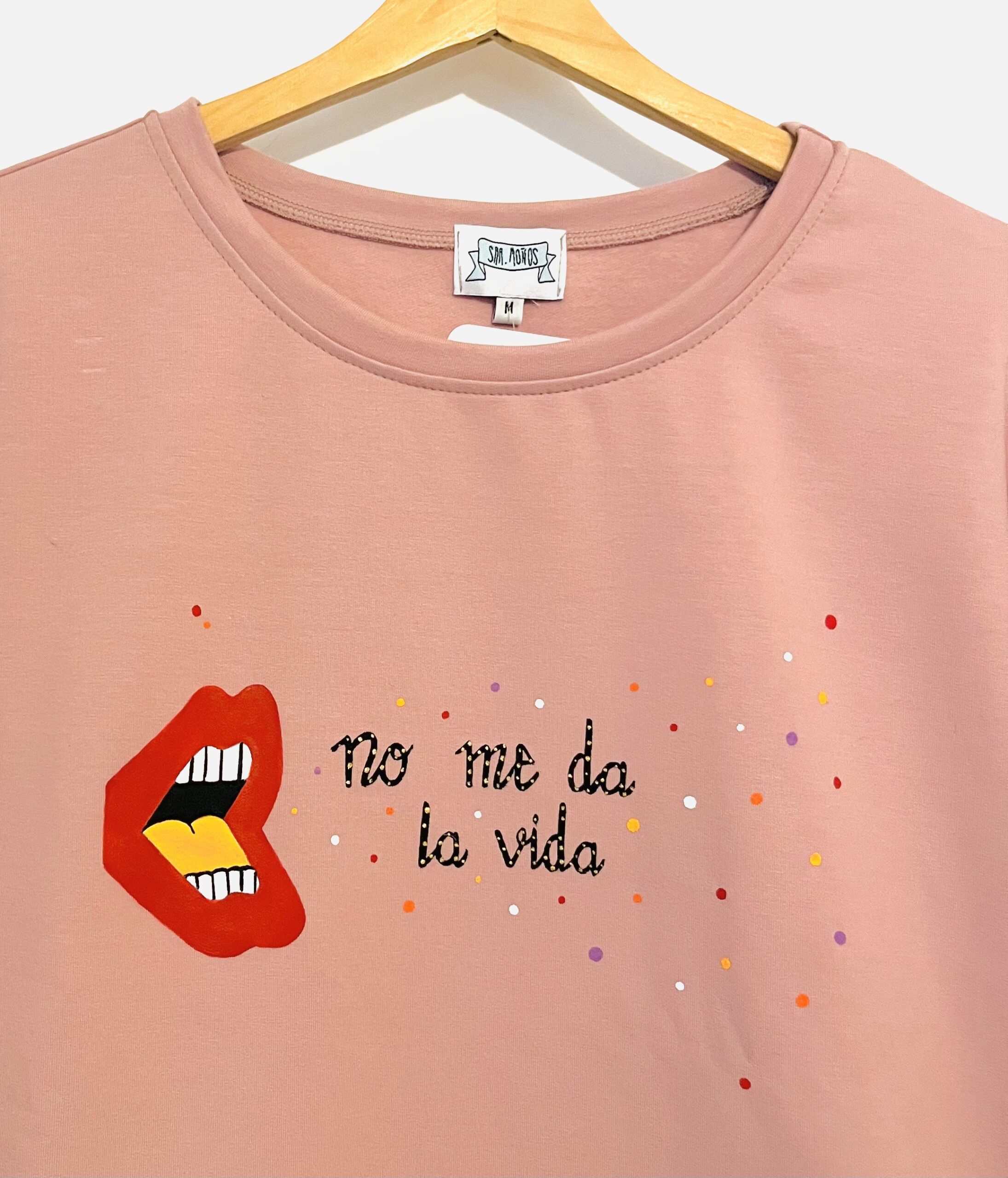 sudadera viento no me da la vida rosa detalle