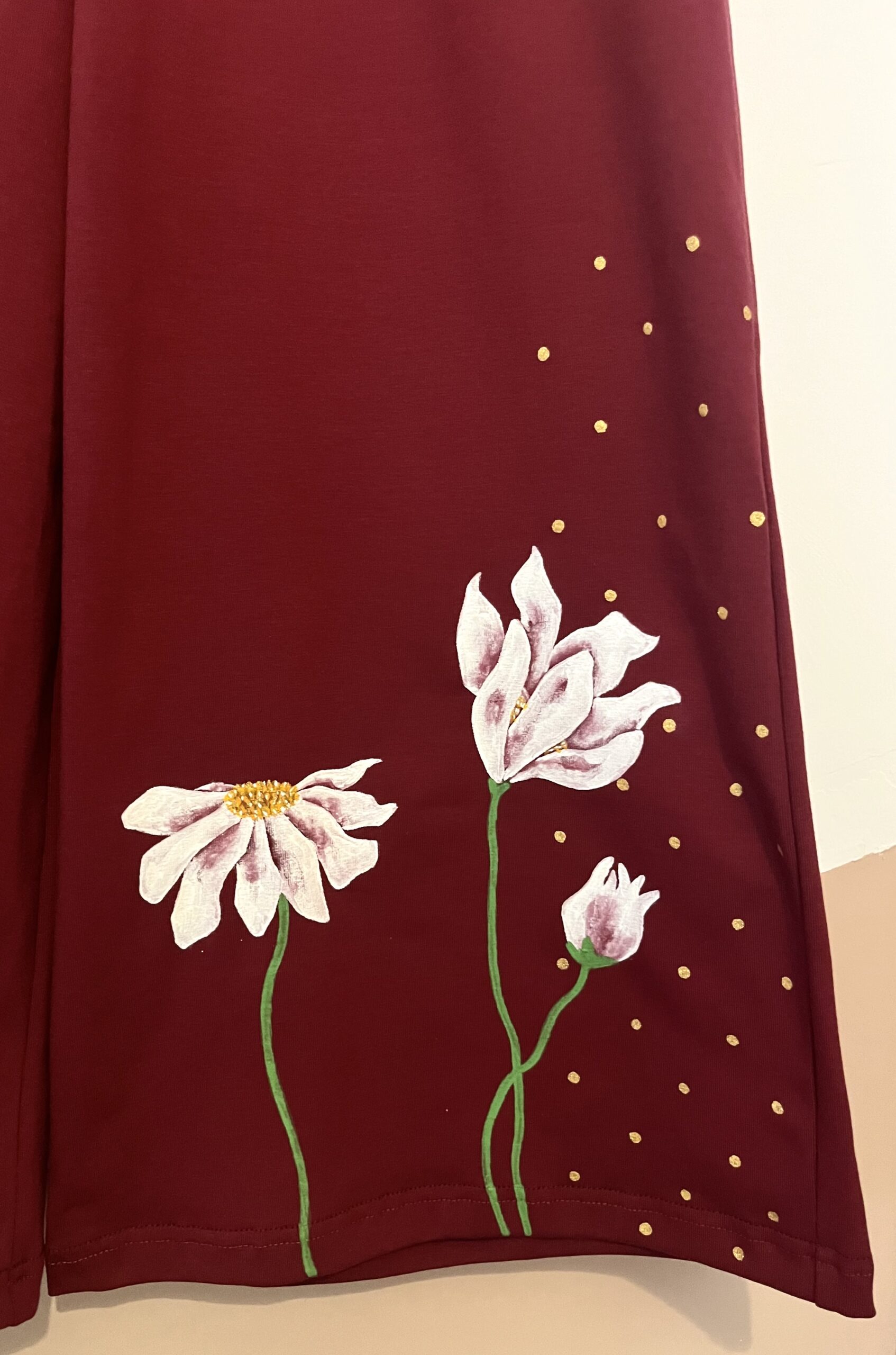 pantalón flores blancas granate detalle