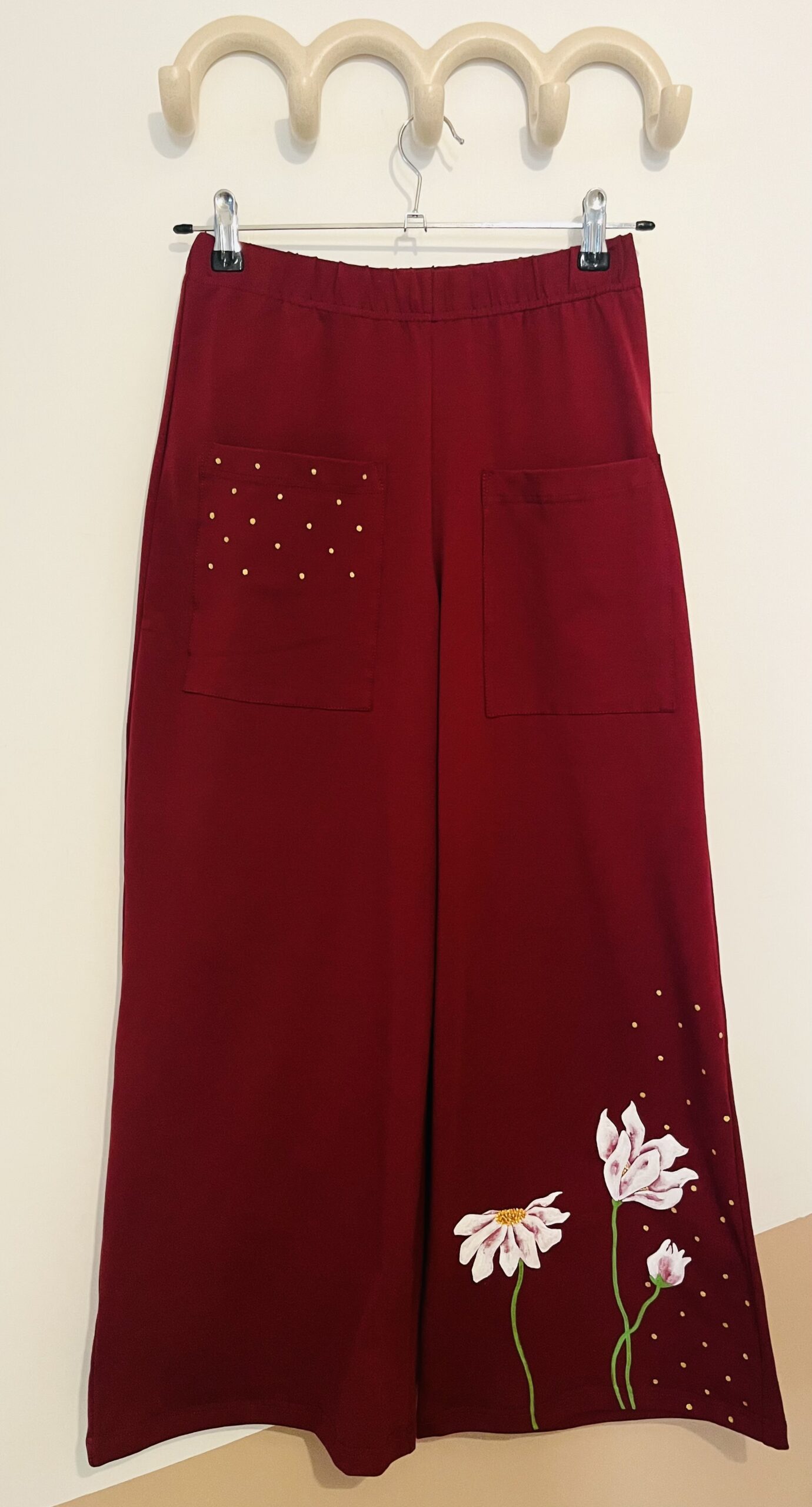 pantalón flores blancas granate